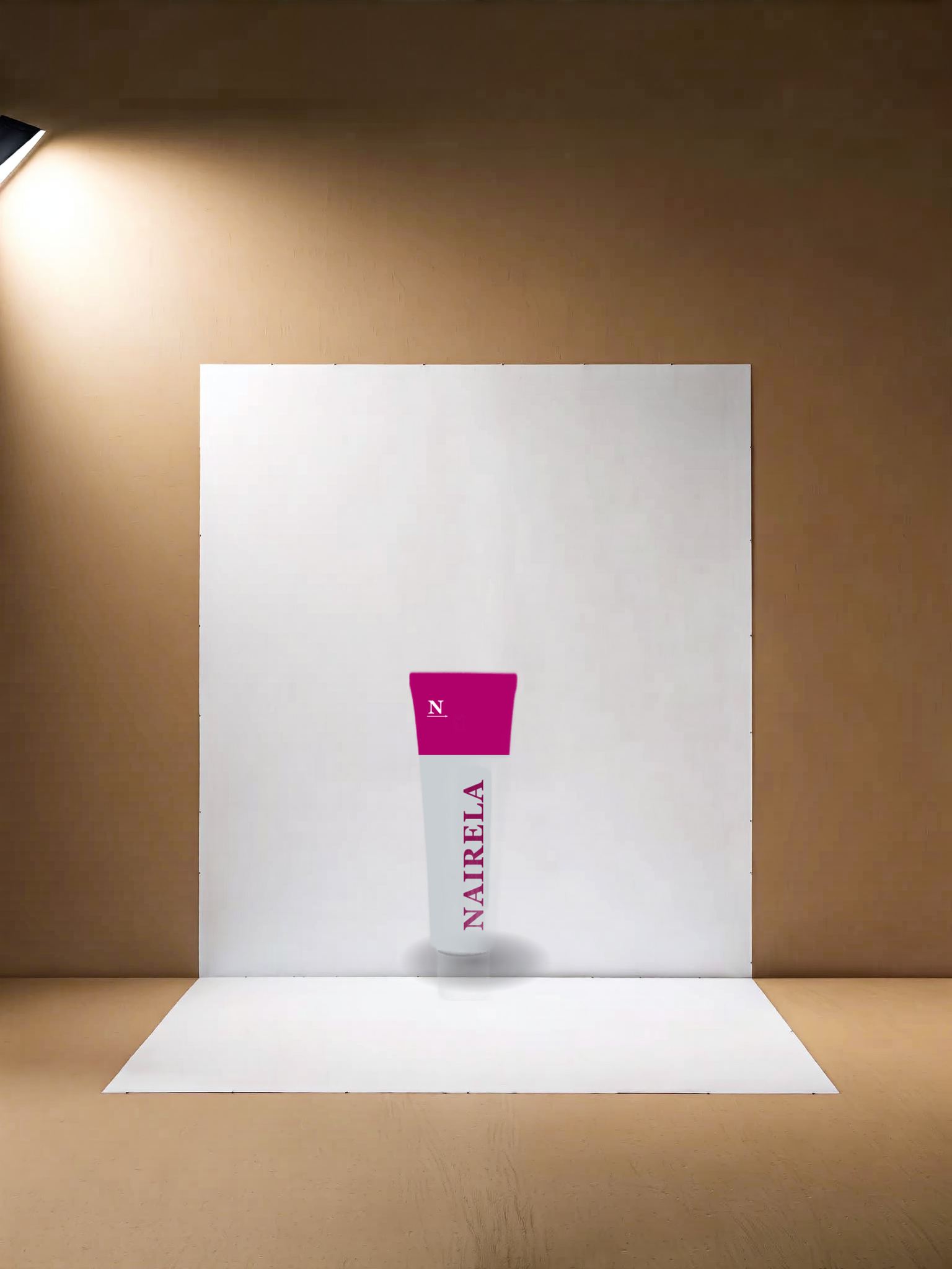 Nairela Arbutina 7% — envase flotante sobre fondo de estudio